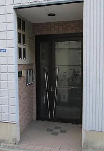 渡部ビルのエントランス