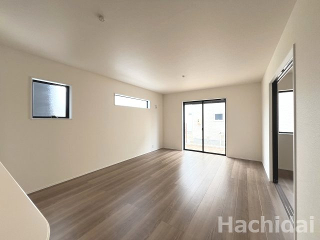 碧南市伊勢町1丁目　新築戸建＜2号棟＞の居間・リビング|家族みんなでテレビ鑑賞したりおしゃべりを楽しむ団欒のひと時を、ゆったりとした空間でお過ごしいただけます。