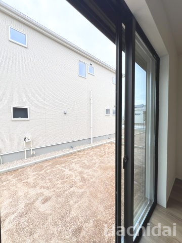 碧南市伊勢町1丁目　新築戸建＜2号棟＞の庭|お庭スペースは公園に行かなくても、砂遊びをしたり、夏はビニールプールなど室内から見守れる安心感があります。プランターでの家庭菜園や、大人の趣味空間としても活躍します♪