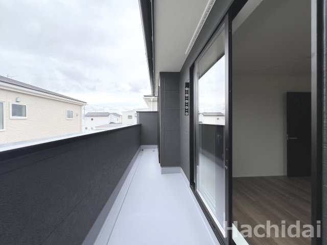 碧南市伊勢町1丁目　新築戸建＜2号棟＞のバルコニー|バルコニーは、洗濯物や布団を干すだけでなく、暖かな陽射しや爽やかな風を存分に取り込み、お部屋に解放感をもたらしてくれます♪