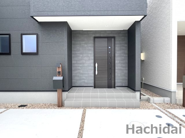 碧南市伊勢町1丁目　新築戸建＜2号棟＞のエントランス
