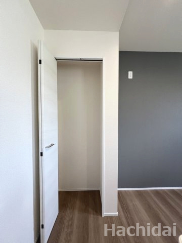 碧南市笹山町　新築戸建＜1号棟＞の収納|キッチン横のパントリーはほしい物がすぐに取り出せてとっても便利。普段使わない調理家電や食品、飲料水のストック置き場としても重宝します。