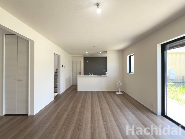 碧南市笹山町　新築戸建＜1号棟＞の居間・リビング|明るい日差しが差し込む大きな窓と広い空間が特徴のLDK。
木のぬくもりを感じられる落ち着いた色味です。