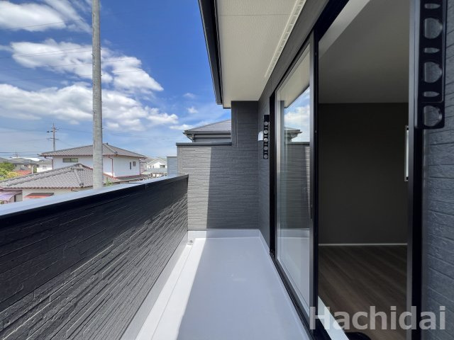 碧南市笹山町　新築戸建＜1号棟＞のバルコニー|バルコニーは、洗濯物や布団を干すだけでなく、暖かな陽射しや爽やかな風を存分に取り込み、お部屋に解放感をもたらしてくれます♪