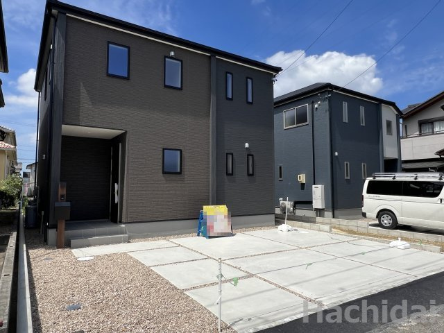 碧南市笹山町　新築戸建＜1号棟＞の駐車場|カースペースと前面道路との高低差が少なく、お車の出入庫がスムーズに行えます。
ベビーカーを押しての移動もしやすそうです。