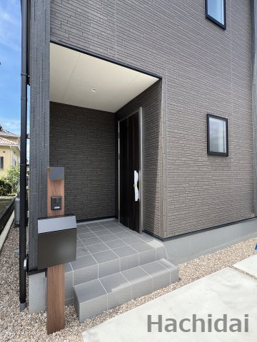 碧南市笹山町　新築戸建＜1号棟＞のエントランス|シンプルでモダンなエントランスホールです。玄関ポーチには軒があり、雨の日の小さなお子様連れや荷物の多い日も安心です。