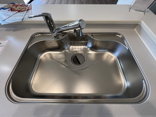 碧南市笹山町　新築戸建＜1号棟＞のキッチン|浄水器つきで蛇口まわりがゴチャつかない、すっきりした一体型デザインの水道です。