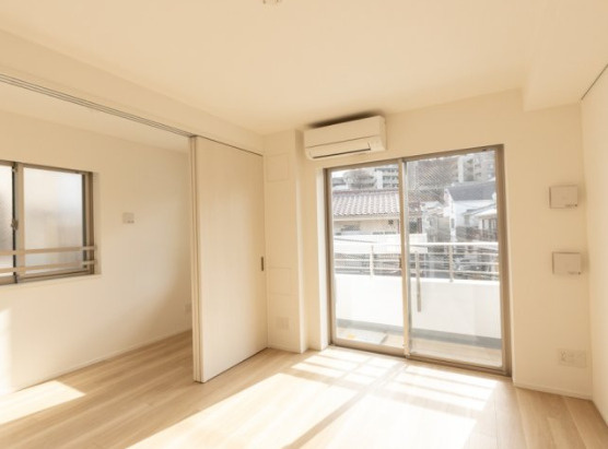 横浜市神奈川区上反町１丁目の賃貸マンションの居間・リビング|白基調の洋室♪