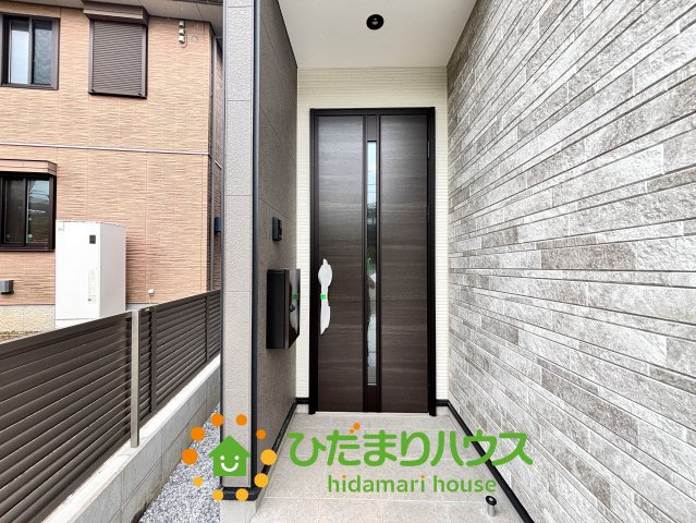 久喜市野久喜4期　新築一戸建て　02　リガーレの玄関|落ち着いた雰囲気の玄関です！ゆとりのある玄関ポーチも魅力的です！