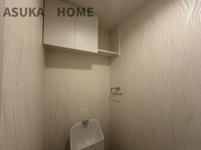 D’クラディア横浜白楽のトイレ|温水洗浄便座のトイレ設備です！トイレ上部にはあると便利な吊戸棚を設置！