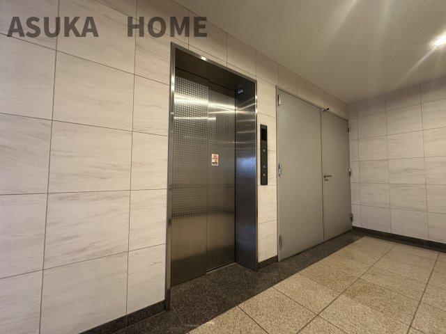 D’クラディア横浜白楽のその他共用部分|エレベーターを完備したマンションです。エントランスもバリアフリーなのでベビーカーでおでかけにも安心◎
