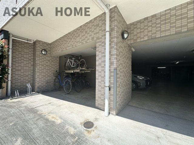 D’クラディア横浜白楽の駐輪場|整理されたスタンド付きの使いやすい屋根付き駐輪場です。