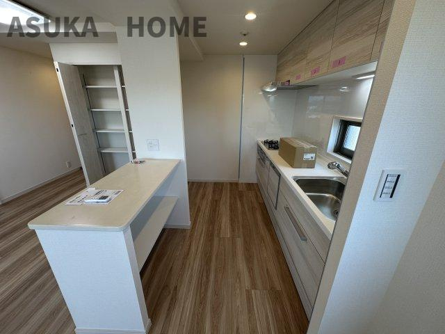 D’クラディア横浜白楽のキッチン|収納たっぷりのキッチンです。カウンターのオープン収納は良く使う調理器具や鍋の収納に◎
