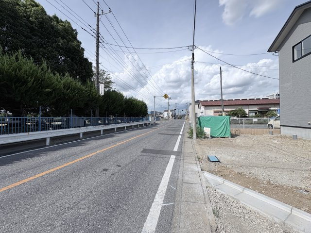 【前面道路含む現地写真】 | 本庄市小島南１丁目　ブルーミングガーデン　新築戸建　全2棟　2号棟