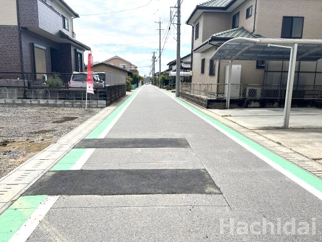 碧南市笹山町　新築戸建＜5号棟＞の前面道路含む現地写真|前面道路　南側：5.1ｍ　前面道路は車通りが少なく、駐車時も安心♪