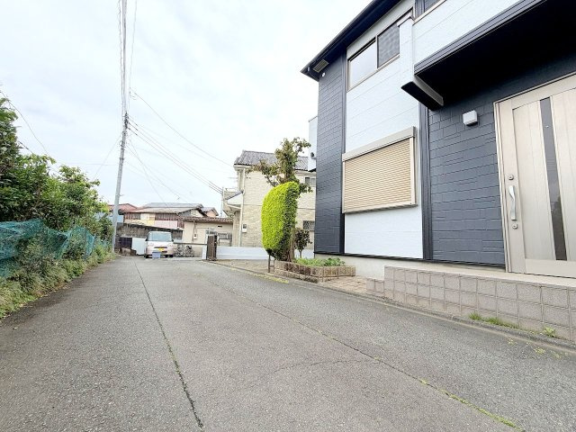 昭島市郷地町1丁目　リフォーム住宅の前面道路含む現地写真