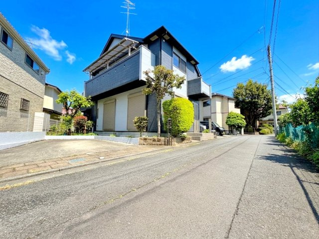 昭島市郷地町1丁目　リフォーム住宅の前面道路含む現地写真
