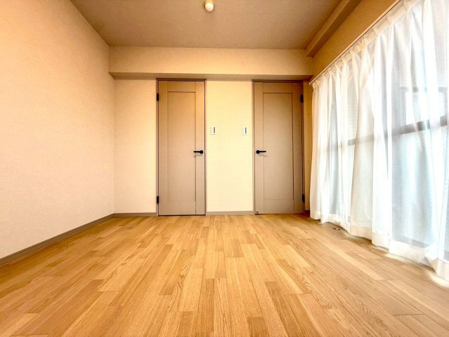 マイキャッスルセンター北Ⅱの洋室|自然光と調和した明るい空間が、日々の暮らしに安らぎをもたらします。