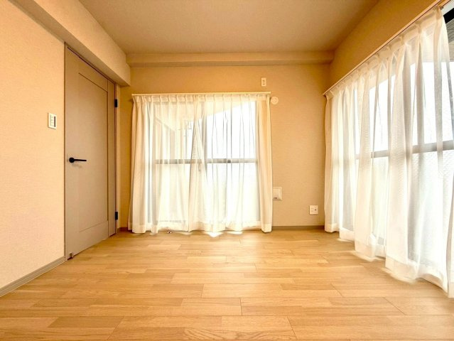 マイキャッスルセンター北Ⅱの洋室|窓から差し込む自然光が心地よく、穏やかな時間を演出する上質な居室です。