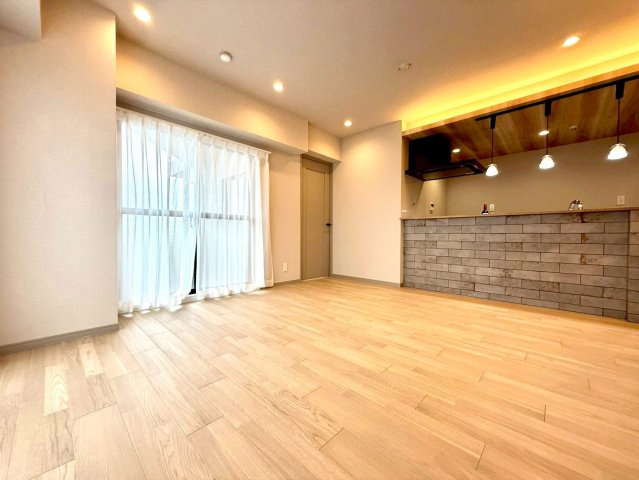 マイキャッスルセンター北Ⅱの居間・リビング|空間全体にゆとりを感じさせる設計で、家族が自然と集まりたくなる温もりあるリビングに仕上がっています。