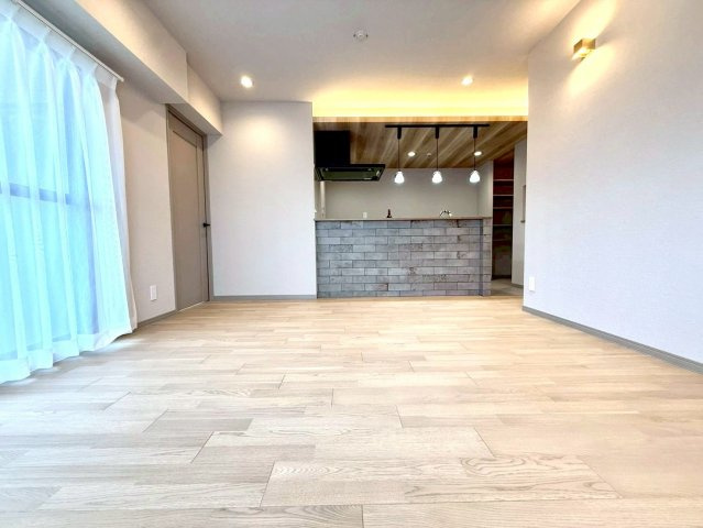 マイキャッスルセンター北Ⅱの居間・リビング|やわらかな光が差し込むリビング空間。明るい色調のフローリングと壁面が調和し、上質で落ち着いた寛ぎのひとときを演出します。