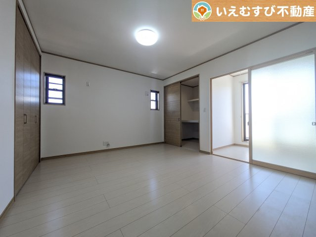 加須市多門寺　中古戸建の洋室|2面採光で明るい居室
たっぷりの採光で自然光の差し込む明るいお部屋！新生活を想像すると楽しみが増しますね♪
