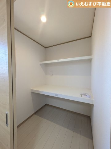 加須市多門寺　中古戸建の収納|たっぷりの収納力を備えたウォークインクローゼット
たくさん収納できるので季節物やかさばるバッグなども片付きます♪