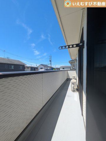 加須市多門寺　中古戸建のバルコニー|南バルコニーで毎日のお洗濯もラクラク快適
しっかり太陽の光が降り注ぐ南向きなのでお洗濯物が乾きやすい♪