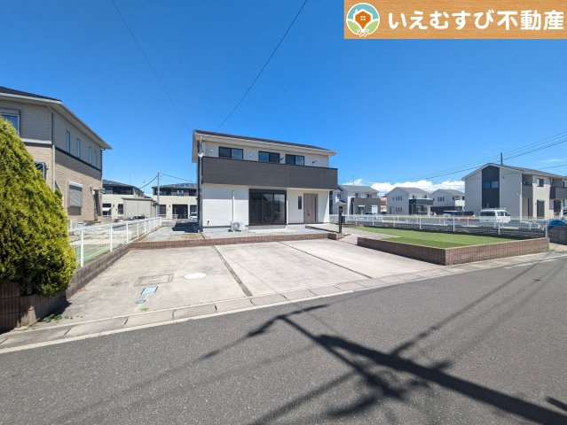 加須市多門寺　中古戸建の駐車場|並列3台駐車可能なゆとりのカースペース
複数台車をお持ちでも、お友達が遊びに来てもゆとりの駐車スペース！