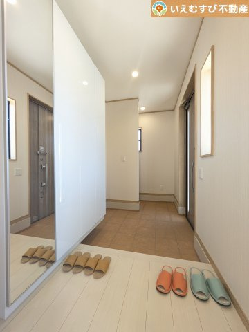 加須市多門寺　中古戸建の玄関|玄関広々！便利な土間収納付き
収納力のある土間収納付きなのでベビーカーやお子様の遊び道具なども置いておけます♪