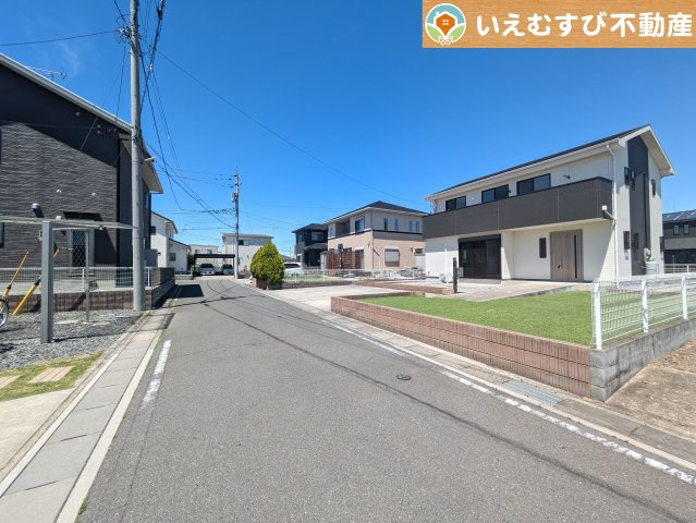 加須市多門寺　中古戸建の前面道路含む現地写真|充分な広さの前面道路
間口が広くお車の出し入れも問題なく行えるスペースが確保されています♪