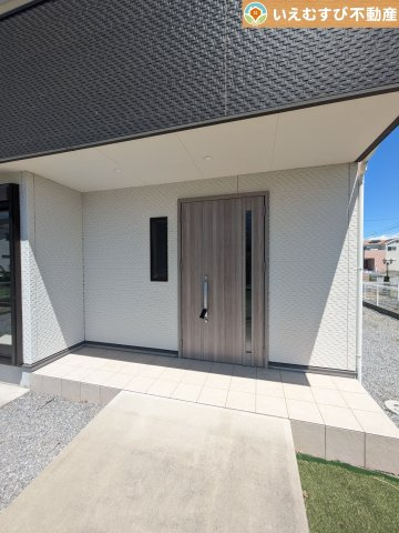 加須市多門寺　中古戸建のエントランス|落ち着いた色づかいのエントランス
駐車場からアクセスの良いエントランス。雨の日や荷物が多くても安心の動線♪