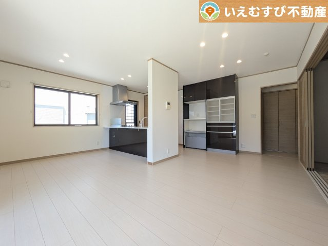 加須市多門寺　中古戸建の居間・リビング|ご家族みんながゆったりくつろげるリビング
ゆとりの空間でくつろいだり遊んだり、家族の時間が楽しみですね♪