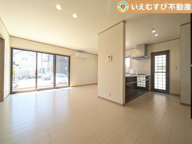 加須市多門寺　中古戸建の居間・リビング|自然光で満たされる明るく開放感溢れるリビング
たっぷりの採光で明るい空間。家族みんなでくつろげます♪