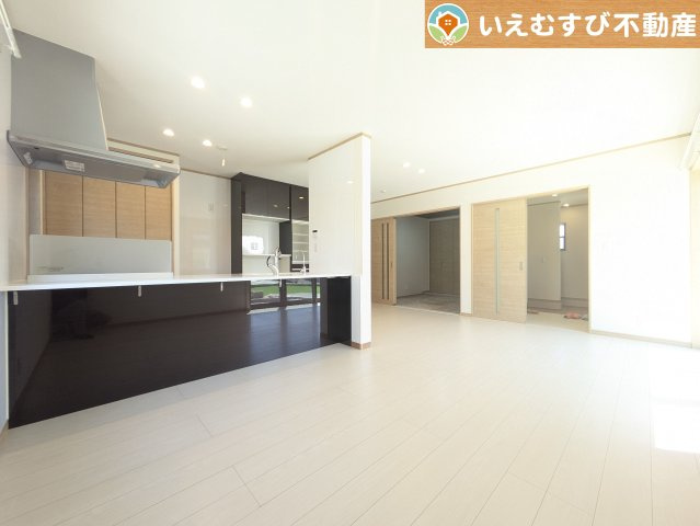 加須市多門寺　中古戸建の居間・リビング|開放感と家族との距離感にこだわったＬＤＫ
採光たっぷりのリビングで休日には家族みんなでくつろげそうですね♪