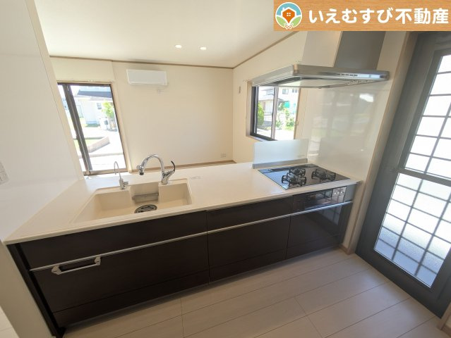 加須市多門寺　中古戸建のキッチン|機能性収納性に溢れるキッチン
収納もたっぷり付いていてすっきり片付く！毎日楽しくお料理が出来そうです！