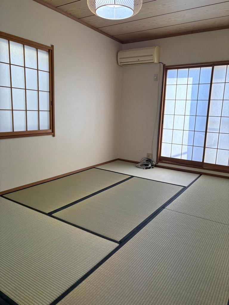 富士見市羽沢１丁目の中古一戸建の和室|畳表替え済みでキレイな6帖の和室です。
二面採光で明るく、風通しも良好！
お子さまの遊びスペースや寝室、客間などさまざまな用途に利用できます。