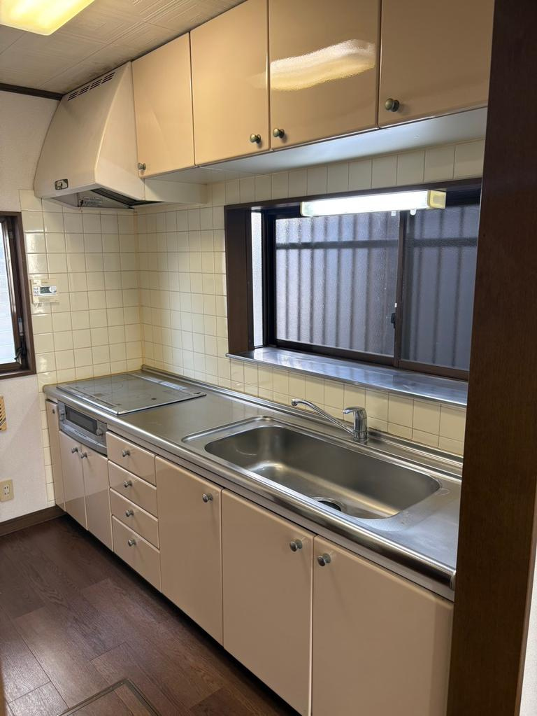 富士見市羽沢１丁目の中古一戸建のキッチン|IHクッキングヒーターで火を使わず安心。
大きめのシンクで洗い物や調理の下ごしらえも楽々♪