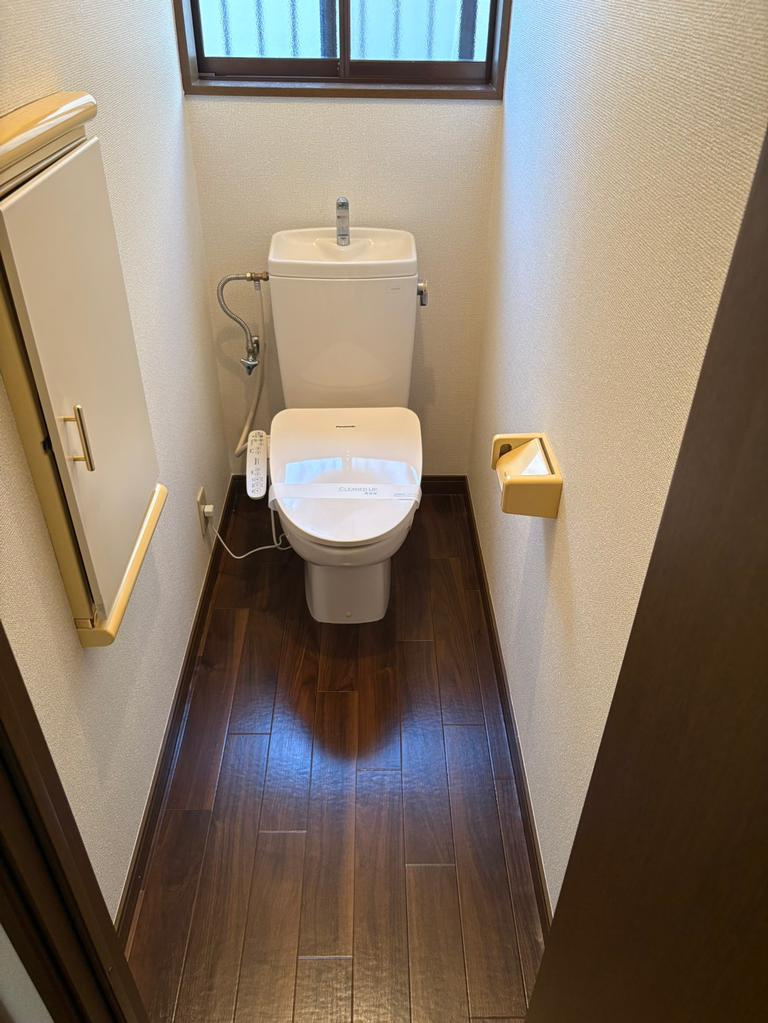 富士見市羽沢１丁目の中古一戸建のトイレ|窓付きで明るく換気のしやすいトイレです。
温水洗浄便座付きです。