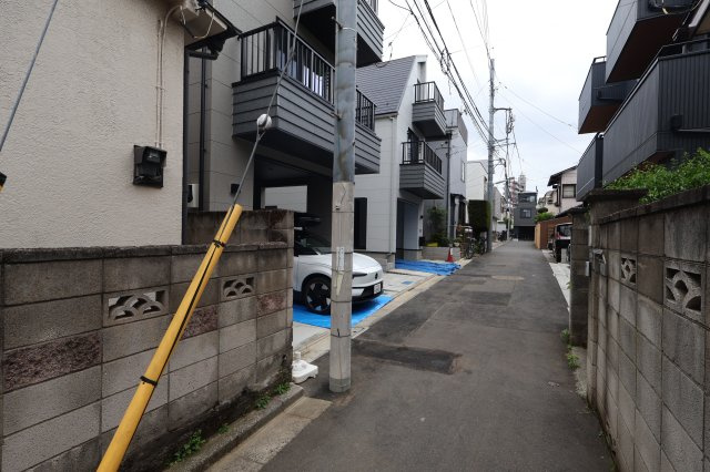 《仲介手数料無料》北区上十条５丁目21-6新築一戸建てメルディアの外観|大きな車は通り抜けできません…（電柱が邪魔で）