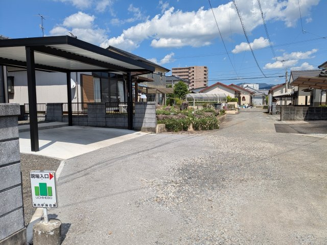 都城市広原町の中古一戸建の前面道路含む現地写真