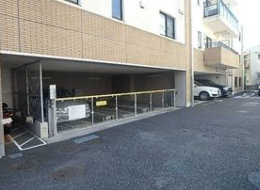 レジデンス三宿　ネット無料　トランクルーム　24時間セキュリティの駐車場