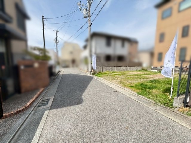 津知町 売土地の前面道路含む現地写真