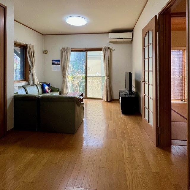 柏町二丁目戸建（１階部分のみ）の居間・リビング|※写真に映っている家財は全て撤去予定です。