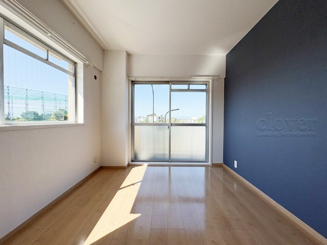 【子供部屋】 | 岡本サンハイツ | 洋室2　二面の窓から差し込む陽光が大変明るい洋室。太陽光のありがたみを感じますね。室内のレイアウトを想像するのも楽しくなってきます。～即日のご見学可能～　お問合せはお気軽にどうぞ。