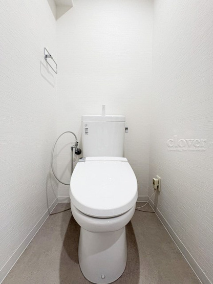 【トイレ】 | 岡本サンハイツ | 温水洗浄便座付き　トイレはもともと個人の領域である自宅の中でも、最もプライベートな空間です。だからこそ、ほしい「落ち着き」がここにあります。～即日のご見学可能～　お問合せはお気軽にどうぞ。