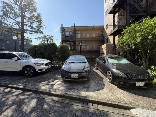 【駐車場】 | 岡本サンハイツ | マンションの駐車場スペース。空きの有無や駐車料金、サイズ規定などについては、改めてお問い合わせください。～即日のご見学可能～　お問合せはお気軽にどうぞ。