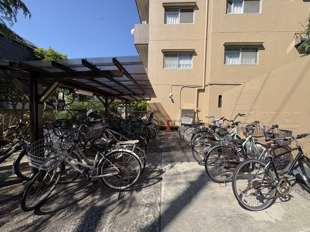 【駐輪場】 | 岡本サンハイツ | 自転車置き場。マンションの共用部にあたります。空きの有無や駐輪料金、各戸の台数制限などについては、改めてお問い合わせください。～即日のご見学可能～　お問合せはお気軽にどうぞ。
