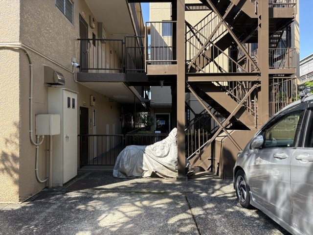 【駐車場】 | 岡本サンハイツ | バイク置き場。空き区画の有無や駐輪料金、サイズおよび排気量規定などについては、改めてお問い合わせください。～即日のご見学可能～　お問合せはお気軽にどうぞ。