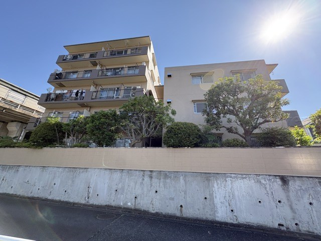【外観】 | 岡本サンハイツ | 青空によく映える建物です。手入れの行き届いた外壁やマンション正面エントランスなど、綺麗な姿をぜひ一度、現地にてご覧ください。～即日のご見学可能～　お問合せはお気軽にどうぞ。